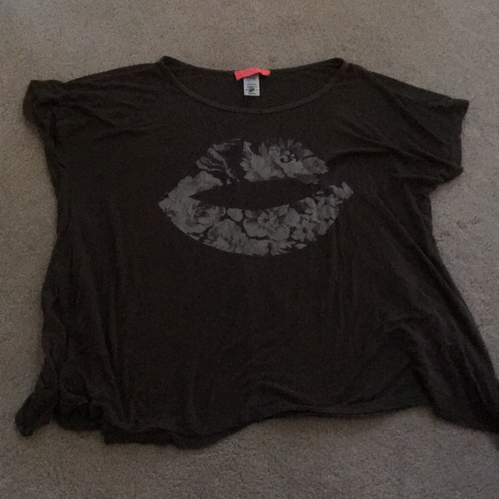Lip tee
